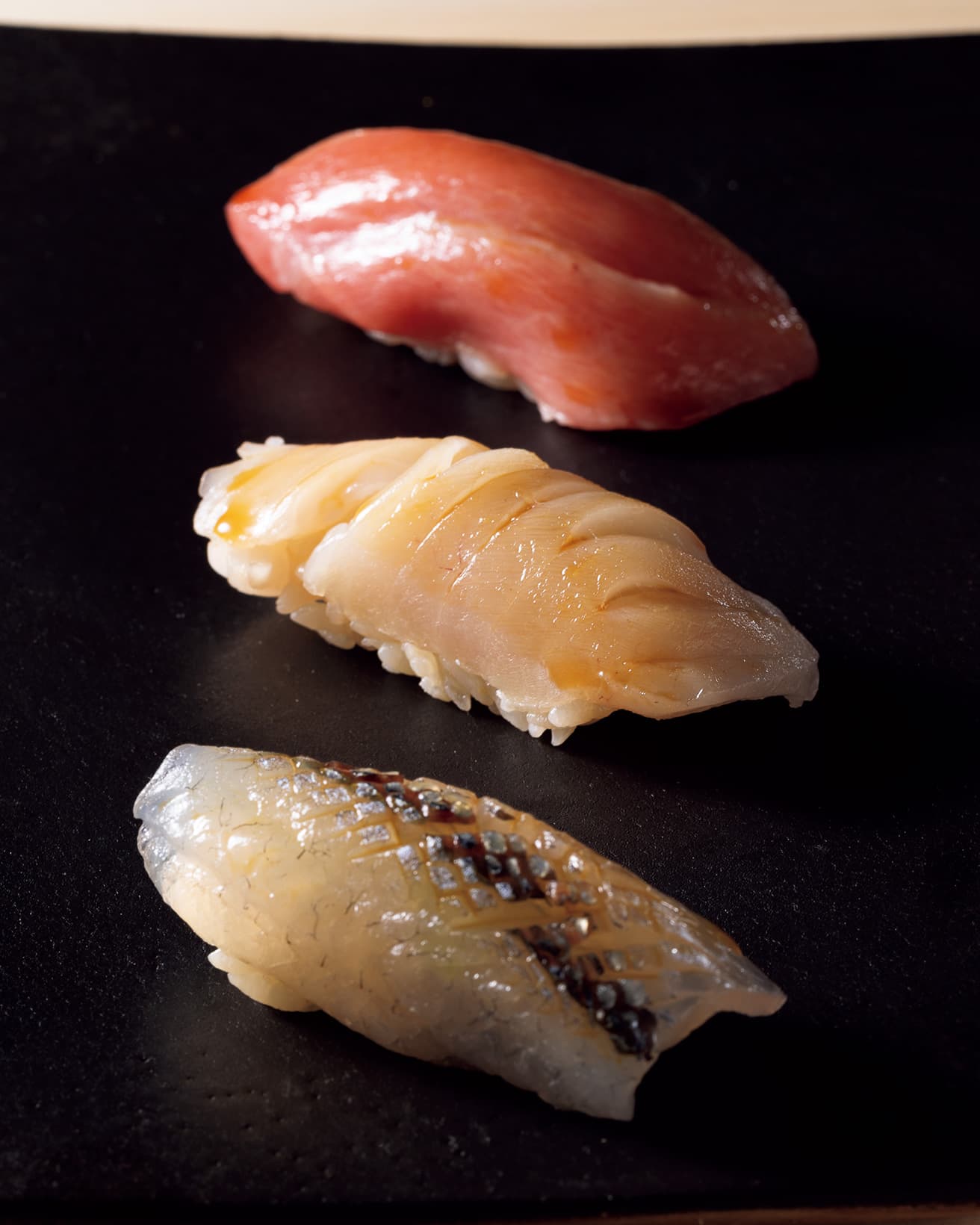 上から中トロ、鰆、さより（写真の料理は29,700円のおまかせの一例）。