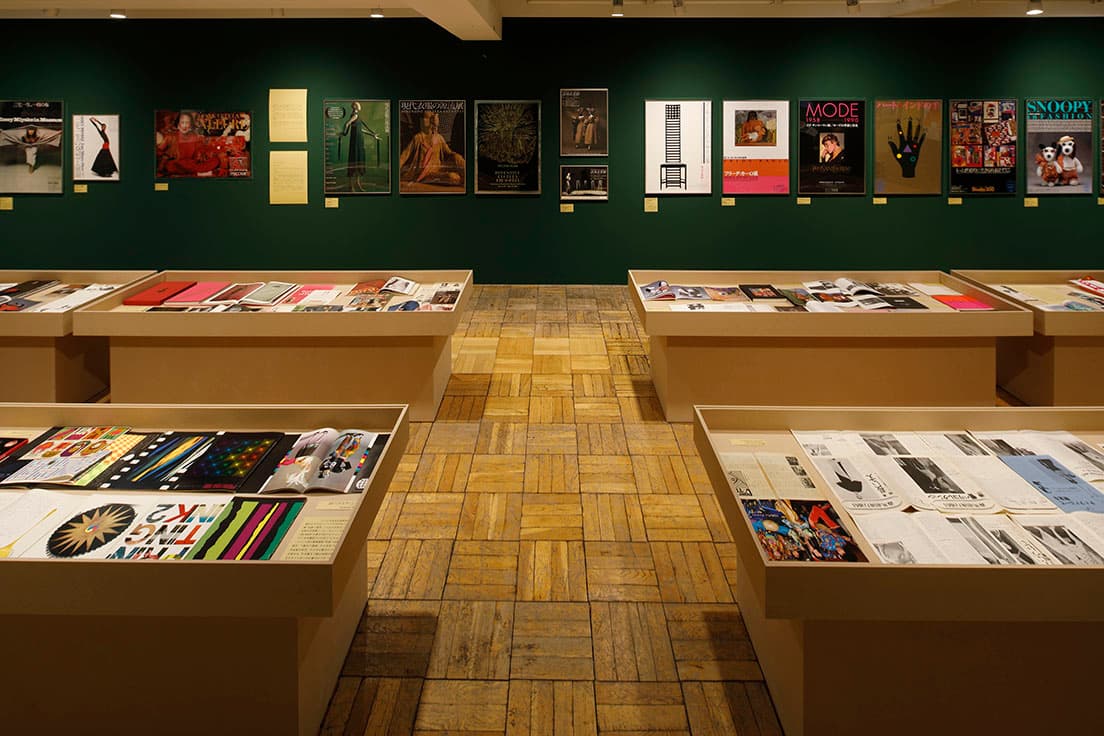 「展示室1：中間子」の展示風景。1959年以降に手がけた編集やキュレーションなどさまざまな仕事の記録が並ぶ。
