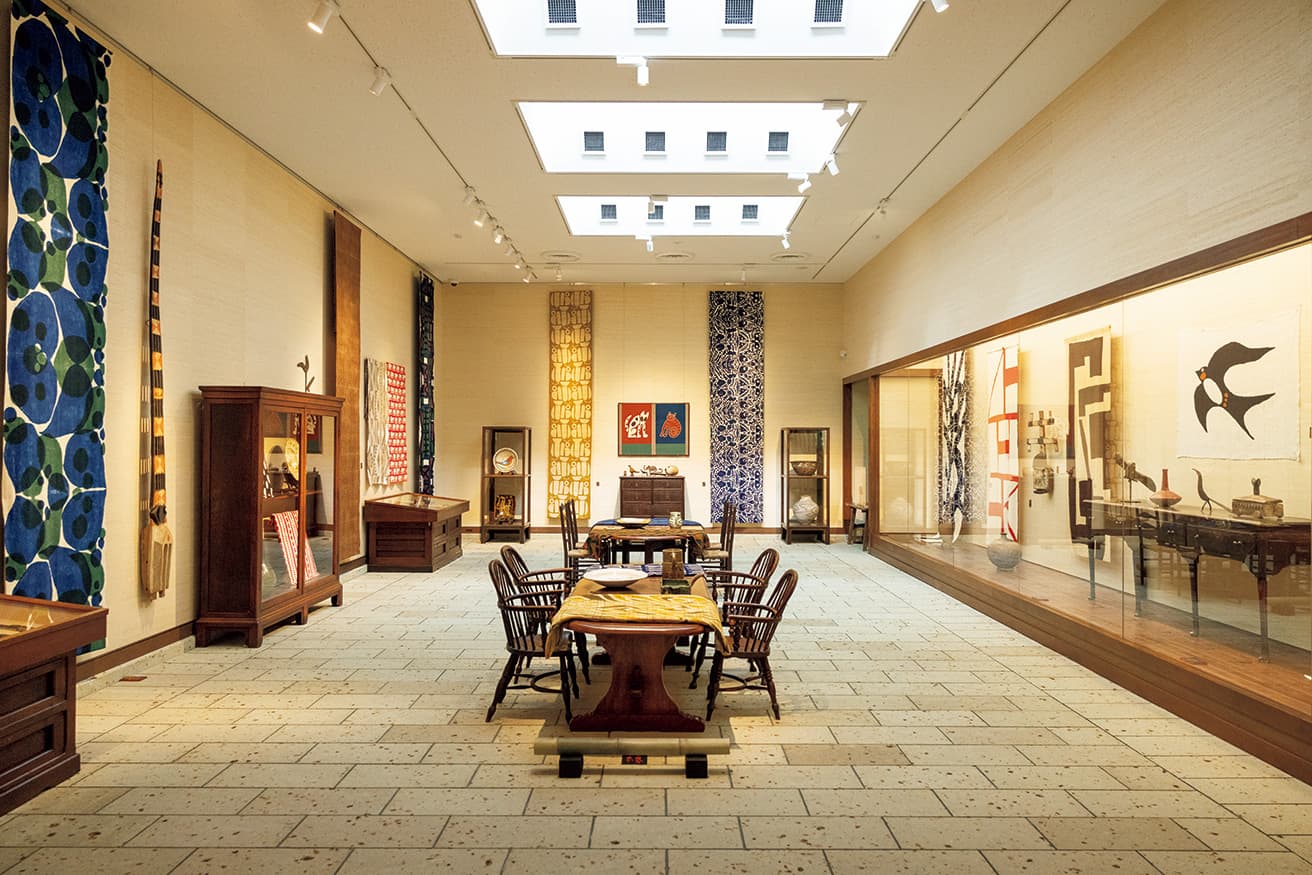 2階大展示室。柚木の作品とプリミティブな造形などとのコラボレーションを展開。