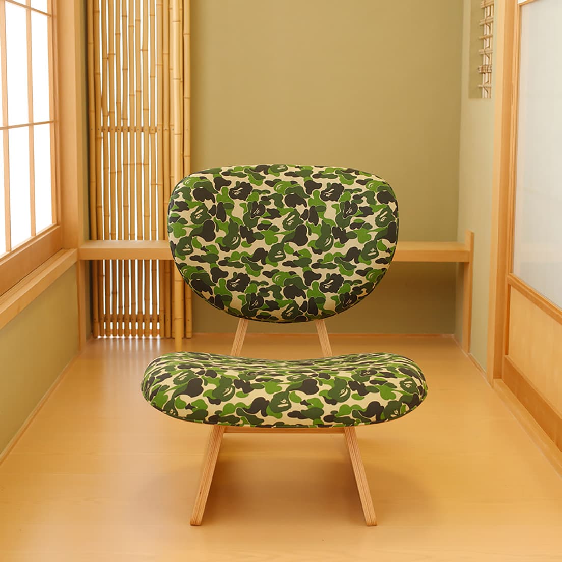 〈A BATHING APE®〉と〈天童木工〉によるコラボレーションプロダクトが登場。現在〈A BATHING APE®〉の公式サイトより受注生産を受けつけている。
