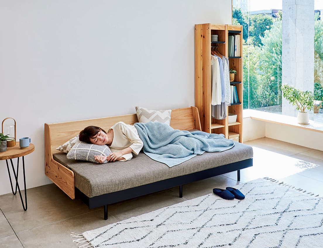 ベッド時の奥行きは117cm（マットレスは106cm）。ゴロンと余裕をもって寝転ぶことができる。