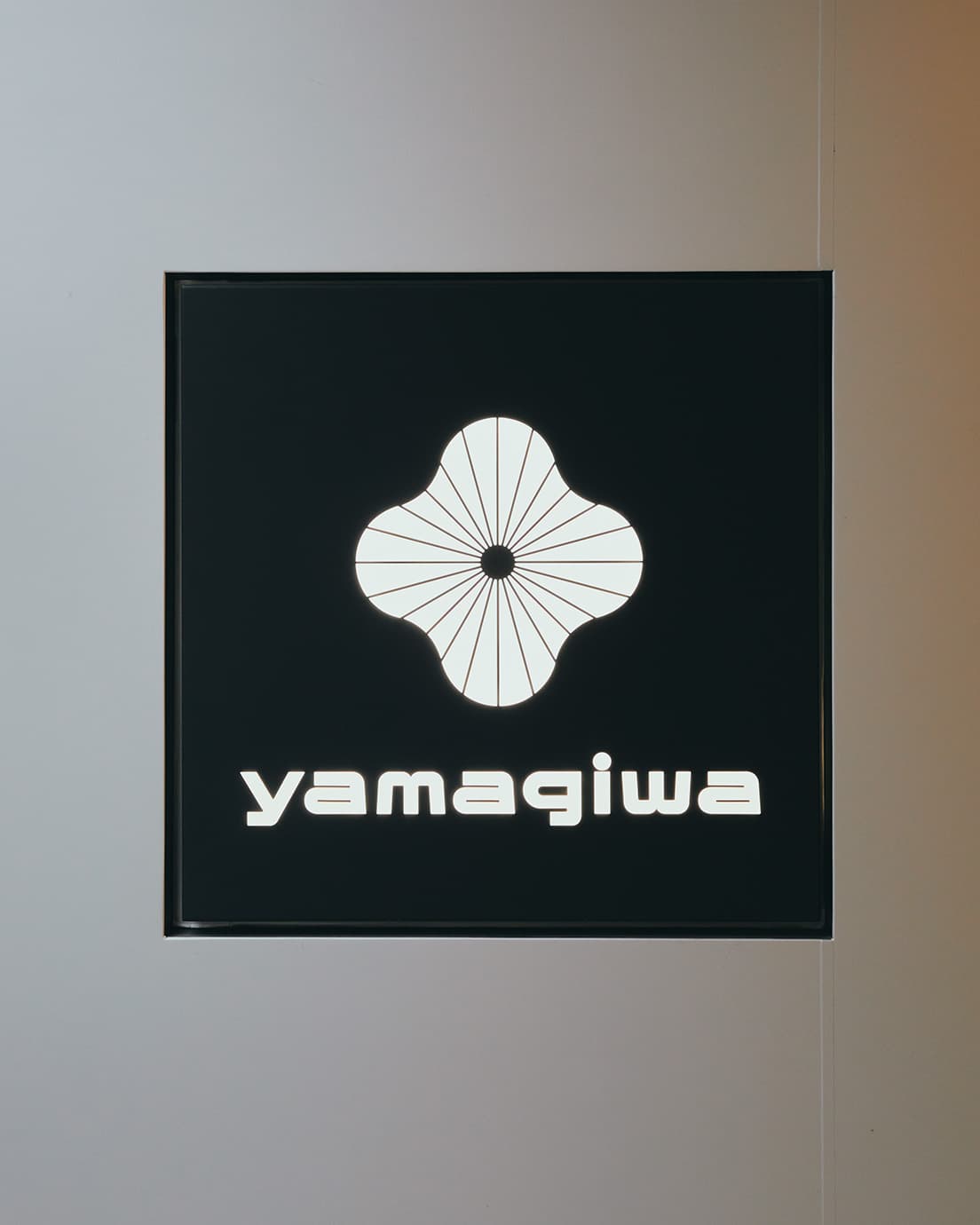 亀倉雄策がデザインしたロゴマーク。デジタルデバイスの進化に合わせ、2014年に佐藤卓が細部をリファインしている。