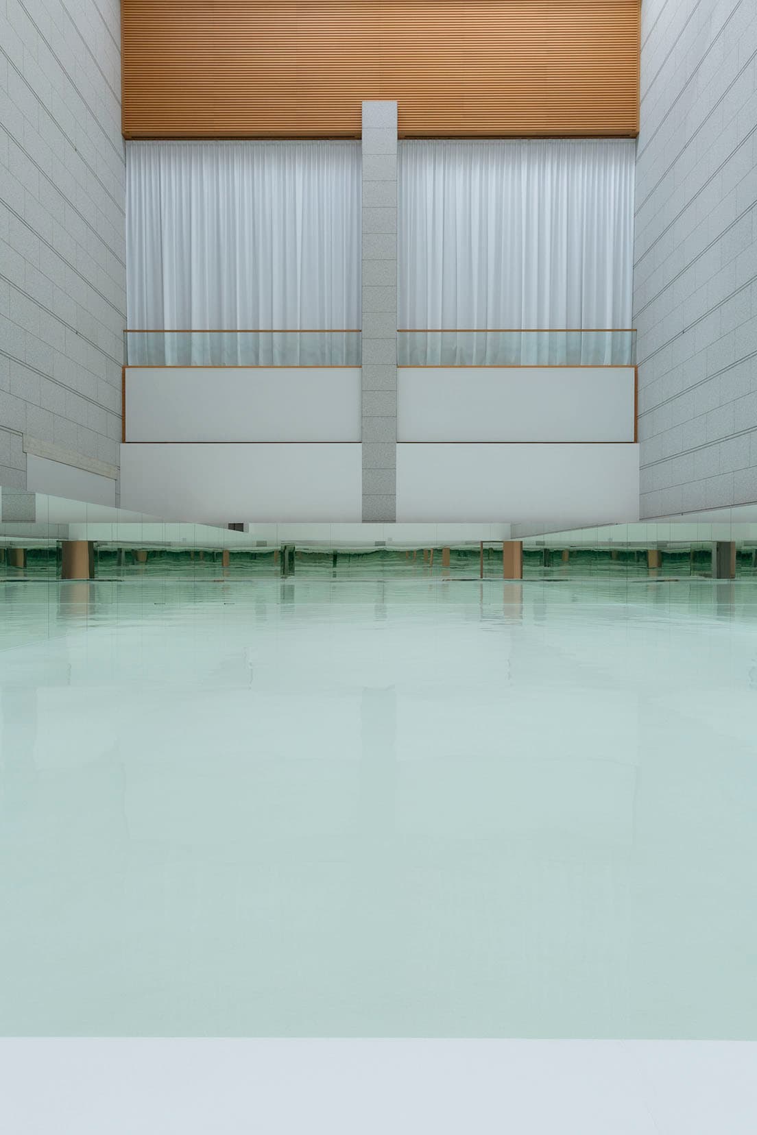 《海庭》（2021年）。着想源は、以前寒川が美術館を訪れた際、海の匂いを感じたこと。美術館の中で最も低い、海抜以下のスペースに設置されている。