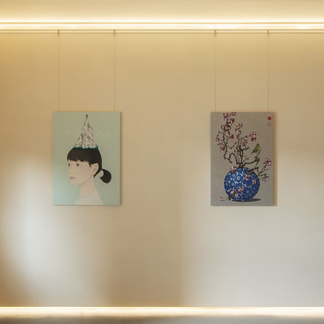 1階の展示から。堀越達人の《Imagination (She's hearing mountain voice)》（左）と田中武の《咲き乱れる情報》（右）。