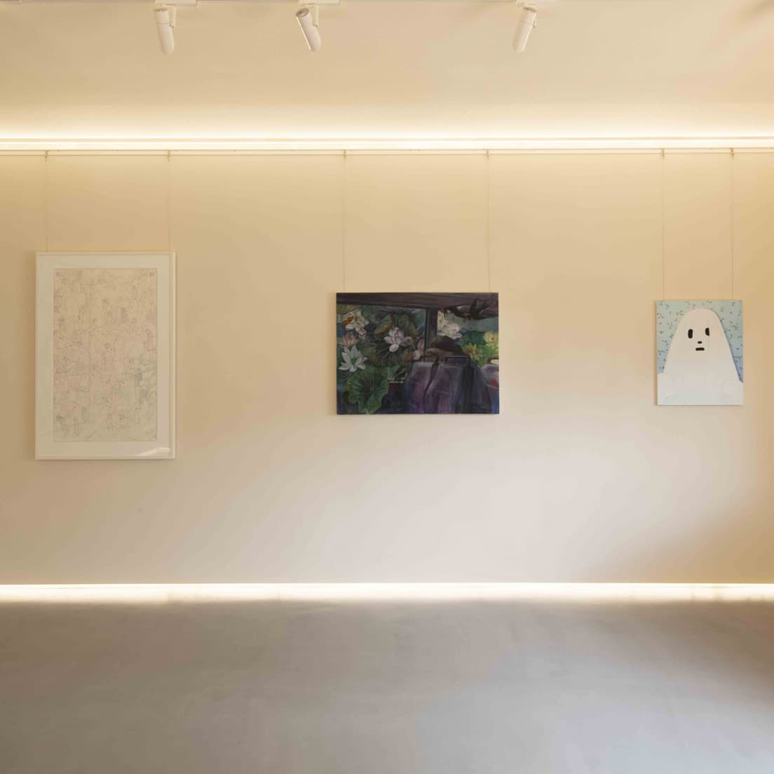 左から会田誠の《滝の絵（下絵）》、ヴィヴィアン・ホーの《刹那的光輝不是永恆 Foever is a lie always》、堀越達人の《Ghost》。会田誠は西治がコレクションを始める契機となった作家でもある。 