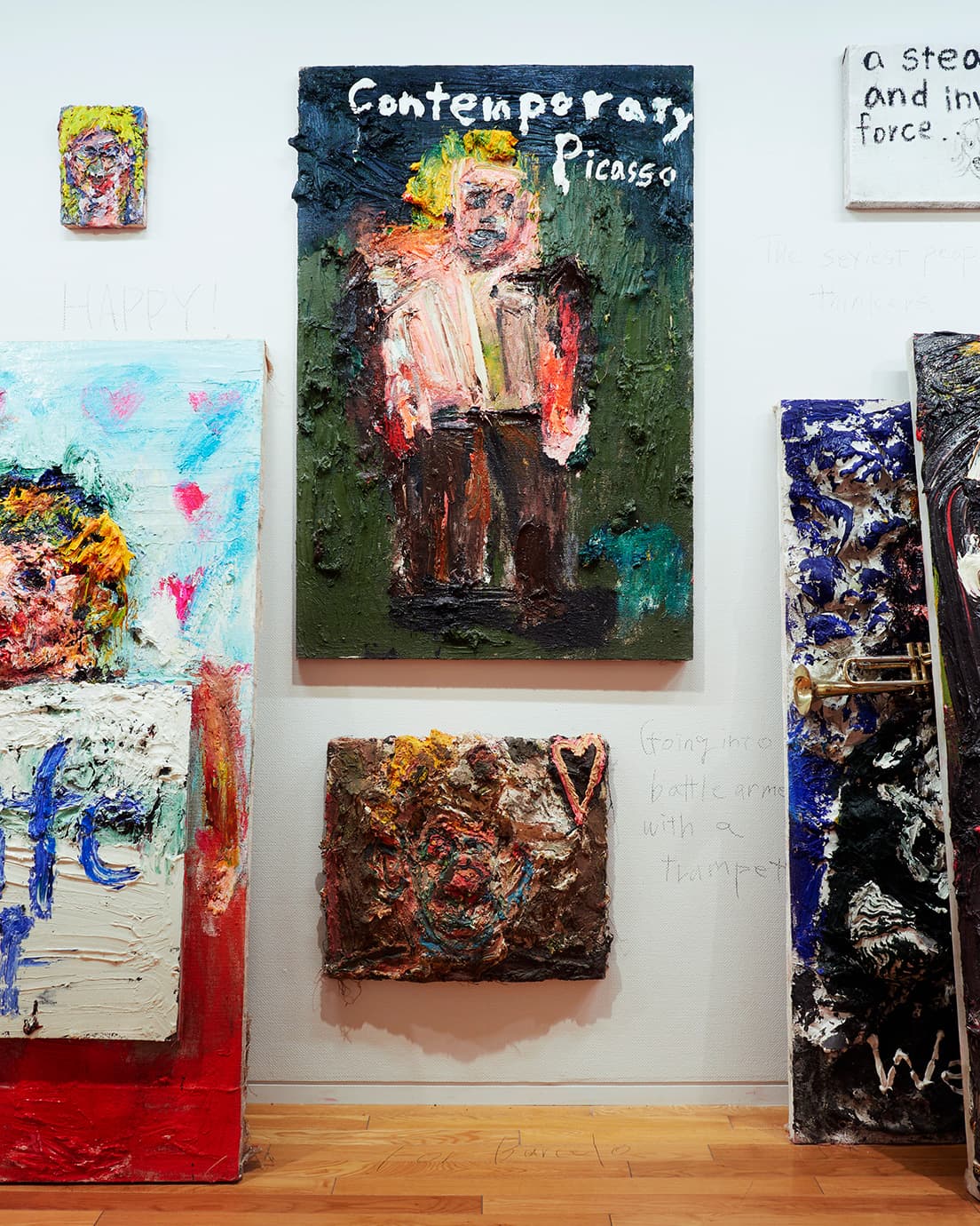 水戸部の個展『project N 85　水戸部七絵』は、〈東京オペラシティ アートギャラリー〉にて3月25日まで開催中。中央上の作品は、同館で同時期に展覧会が開催されているミケル・バルセロにオマージュを捧げた作品。バルセロは、彼女が影響を受けた芸術家の1人だ。