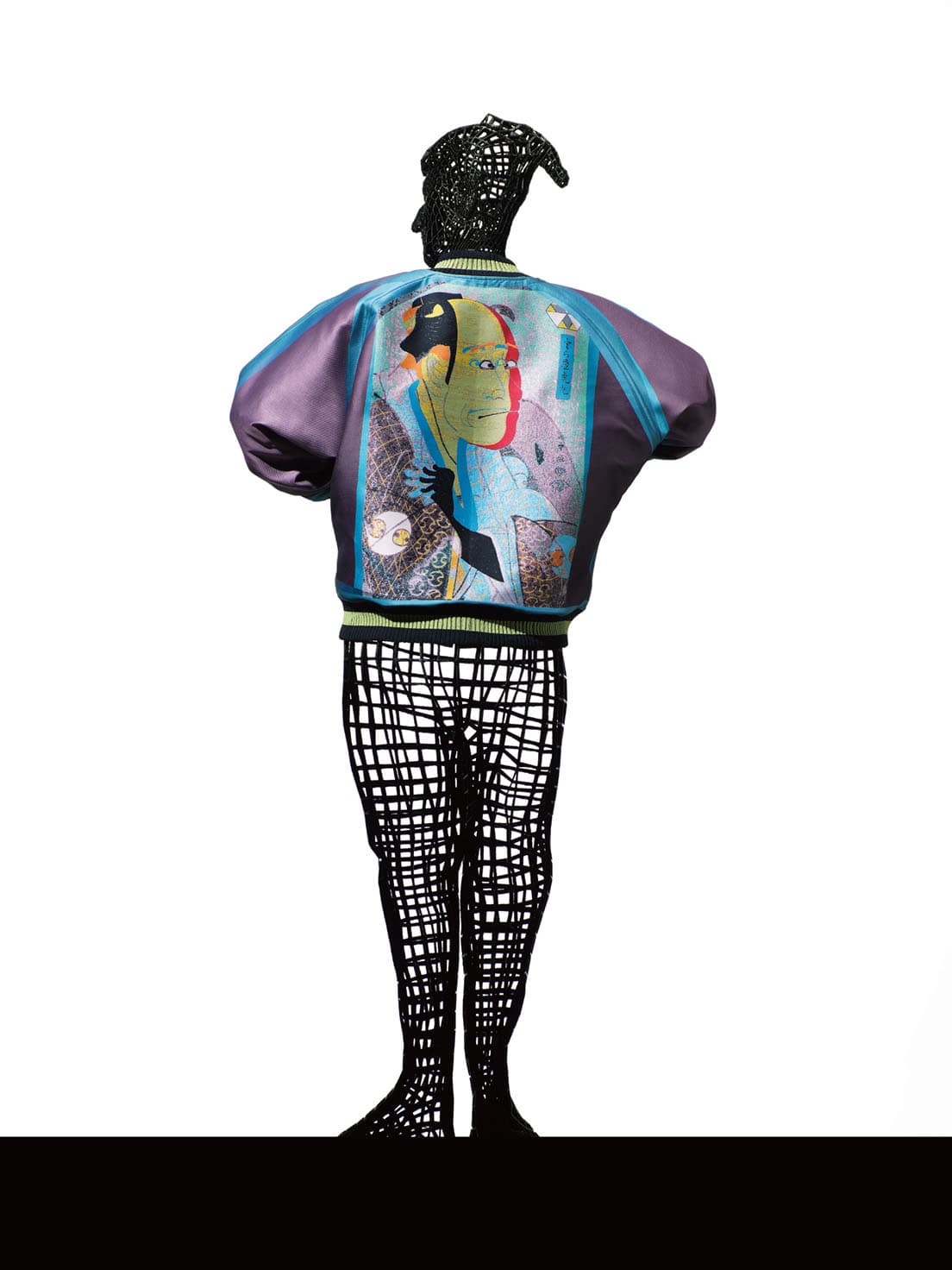 後ろ姿が饒舌に何かを語る。柄は「＃い」。　photo_Hiroshi Iwasaki ©ISSEY MIYAKE INC.