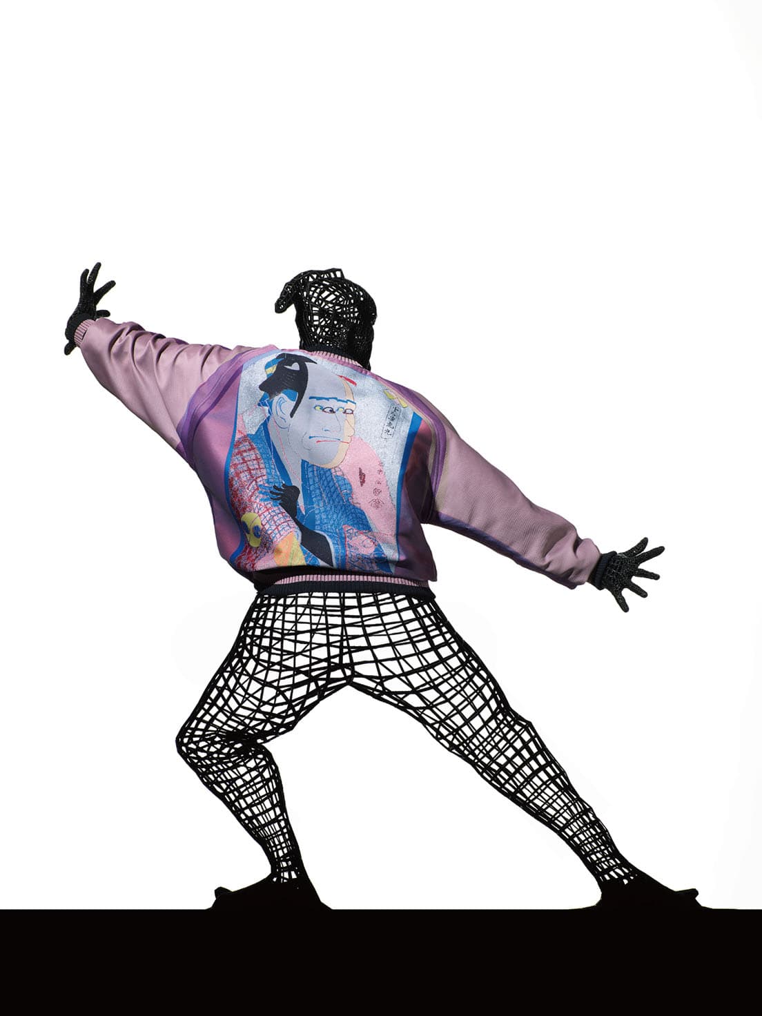 歌舞伎役者の生き生きとした動きを感じさせる。柄は「＃ろ」。　photo_Hiroshi Iwasaki ©ISSEY MIYAKE INC.
