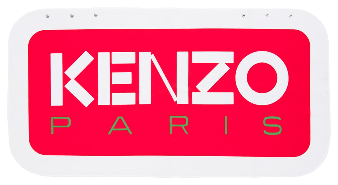 ランウェイショーのゲストに配布された、NIGO®がデザインした新しい〈KENZO〉ロゴのブランケット。photo_Keiko Nakajima