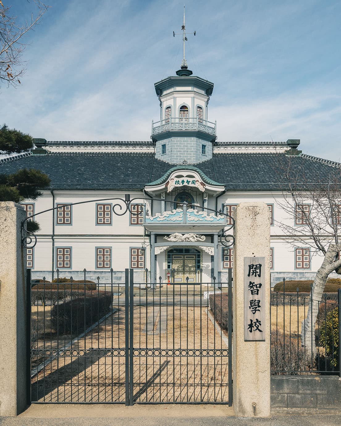国宝〈旧開智学校〉は明治期の擬洋風建築で、日本の文明開化を象徴する建物として高い評価を得ている。