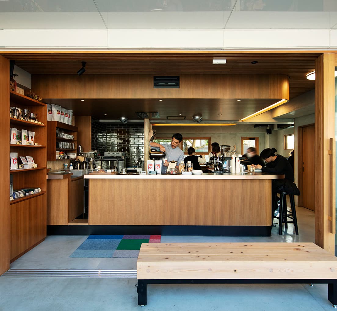 1号店よりもやや広い20坪ほどの店内。入口に取り付けたスライド式の扉をフルオープンすると、こんなにも開放的。冷たい風が吹き込む時期は扉を閉めて、心地よく過ごせるよう室内の温度を調整する。