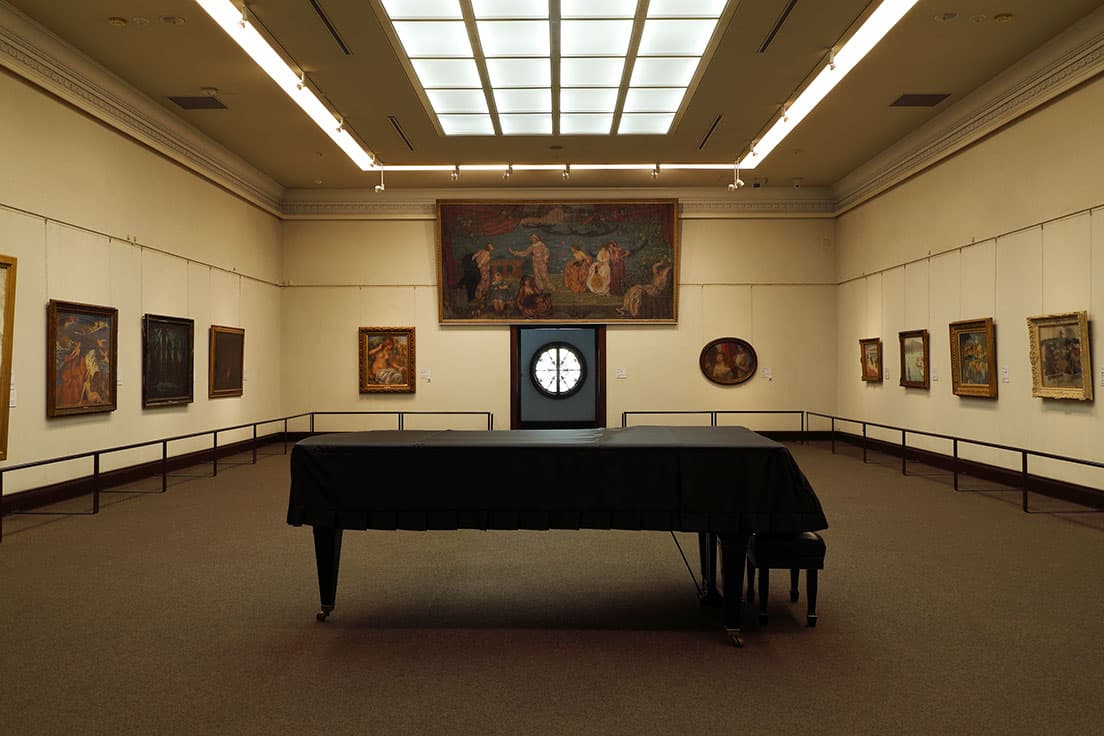 〈大原美術館〉常設展示風景。郷土出身の画家・児島虎次郎の業績を記念し、1930年に創設。西洋美術、日本近代洋画、民藝運動ゆかりの作家の作品、東洋の古美術など、多彩な収集品を展示。