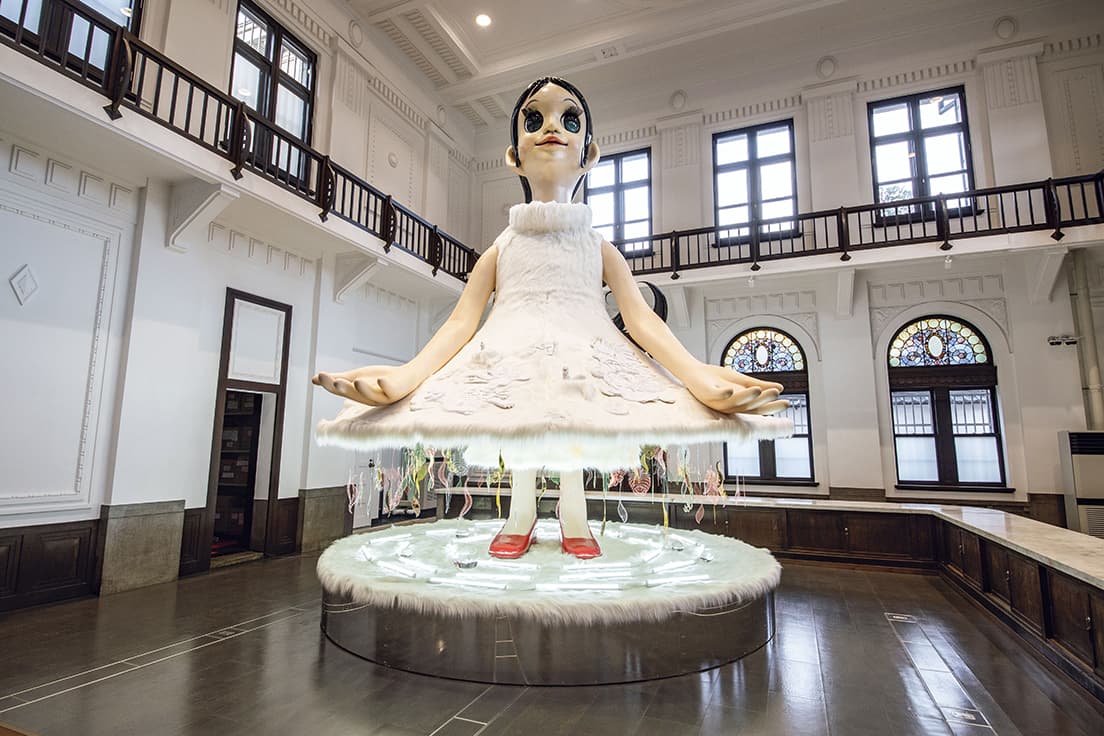 1922年築の銀行建築を増改築し、大原美術館の新館に。今後は児島虎次郎の作品や古代エジプト・西アジアの作品展示が予定されているが、当面は現代美術作家・ヤノベケンジの作品《サン・シスター（リバース）》を展示。