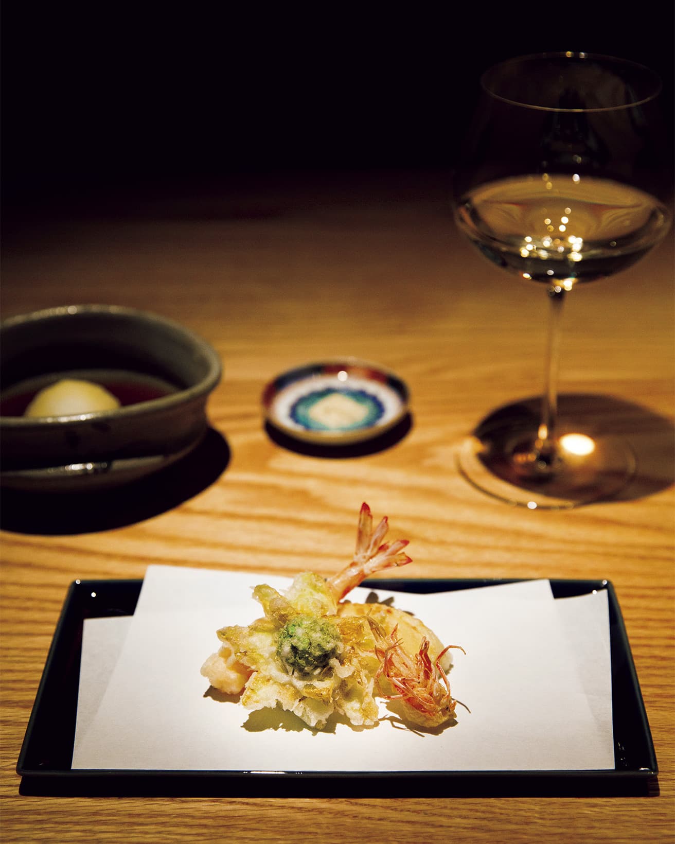 天ぷらは野菜400円〜、海鮮500円〜。この日は海老、筍、ふきのとう。塩味とモンラッシェの白をペアリング。