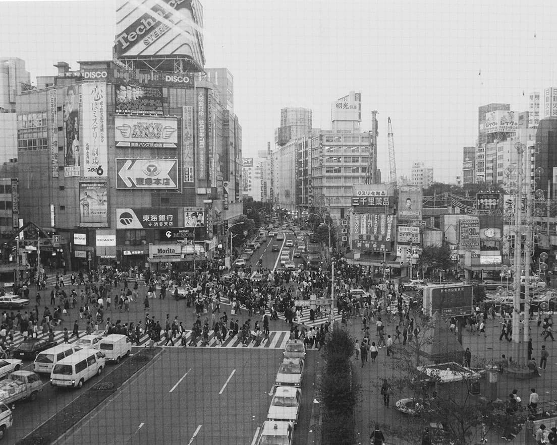 《渋谷スクランブル交差点1984》〈QFRONT〉も〈109-②〉（現〈MAGNET by SHIBUYA109〉）もないが、〈三千里薬品〉は現在と同じ場所にある。