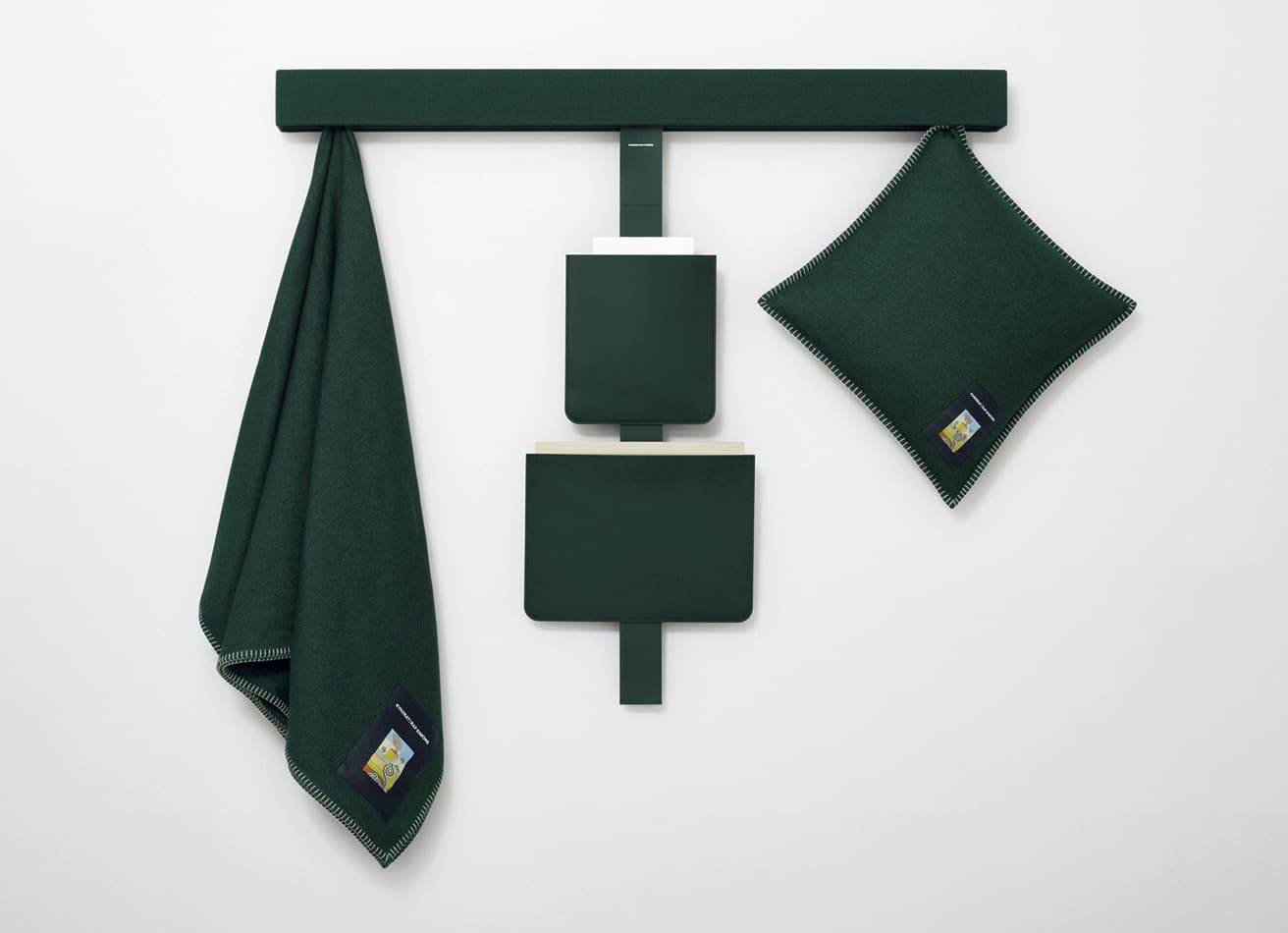 （右から）ラムウールクッション小46,310円〜、レザーストラップ52,690円、レザースリーブ小63,690円、大86,240円、ラムウールスロー75,900円。