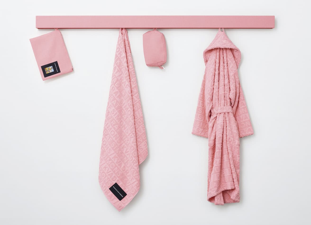 （右から）バスローブ89,650円、ポーチ43,450円〜、ビーチタオル44,660円、クラッチ39,490円〜。