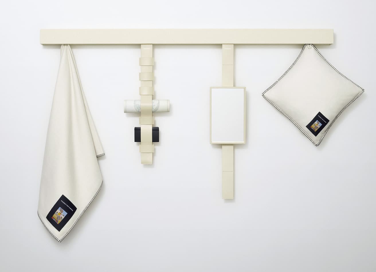 （右から）ラムウールクッション小46,310円〜、レザーミラートレイ160,710円、レザーマガジンストラップ108,790円、ラムウールスロー75,900円。