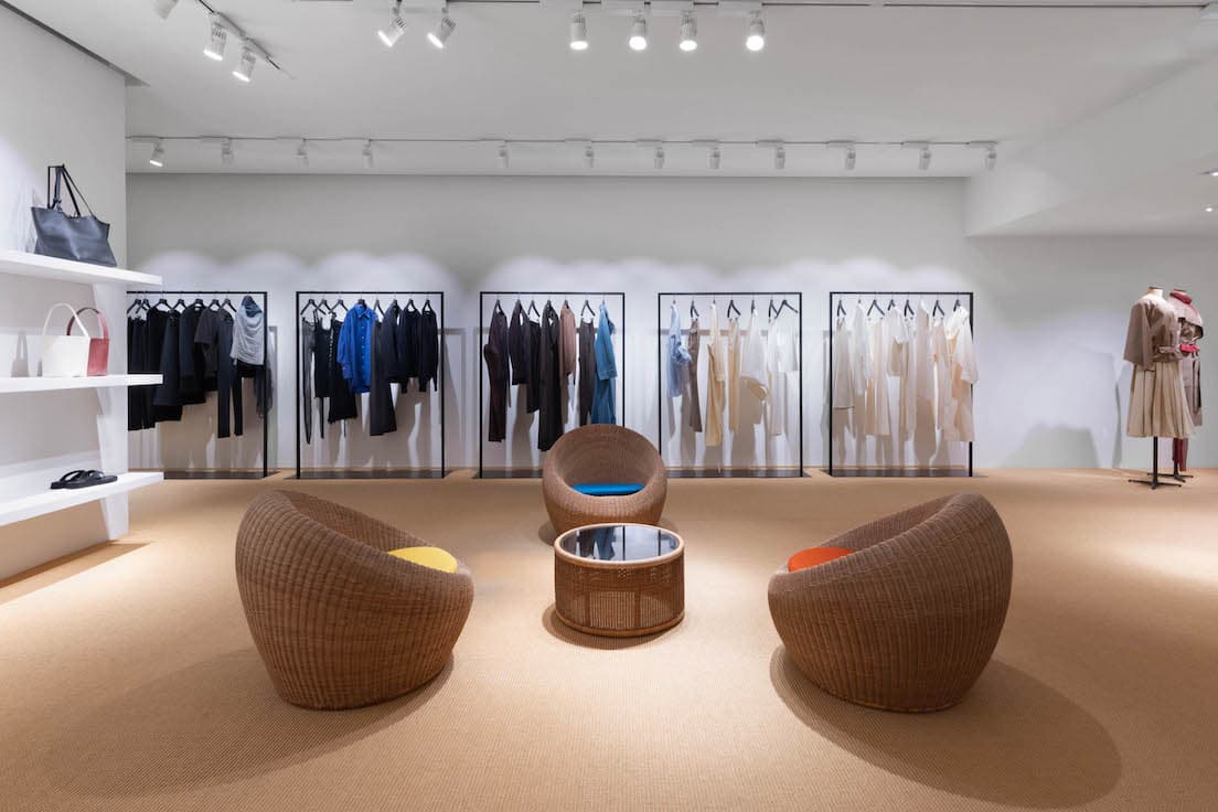 〈THE ROW GINZA SIX店〉店内。剣持勇の代表作、ラタンのラウンジチェアとテーブルセットが中央に。