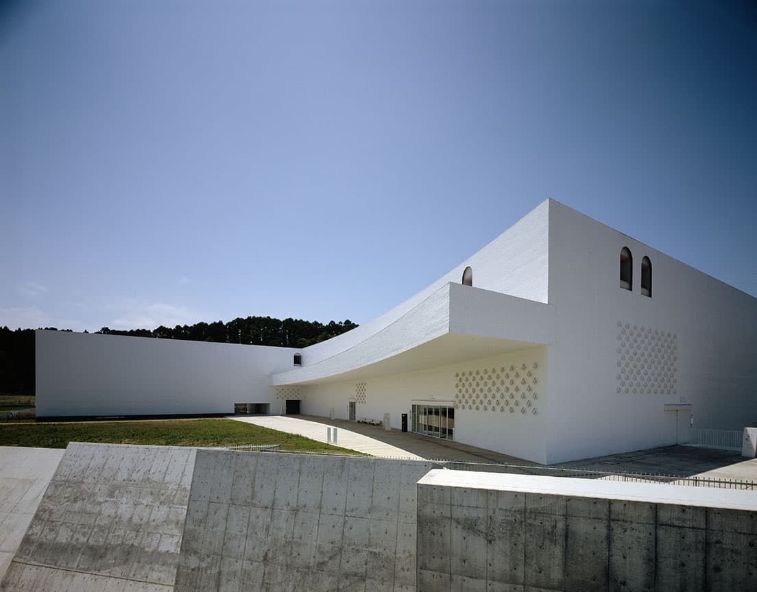 2006年にオープンした〈青森県立美術館〉は、〈京都市京セラ美術館〉の改修も手がけた青木淳設計。幾何学的に切り込んだ地面に、白く塗装したレンガをかぶせた凹凸の空間が印象的だ。
