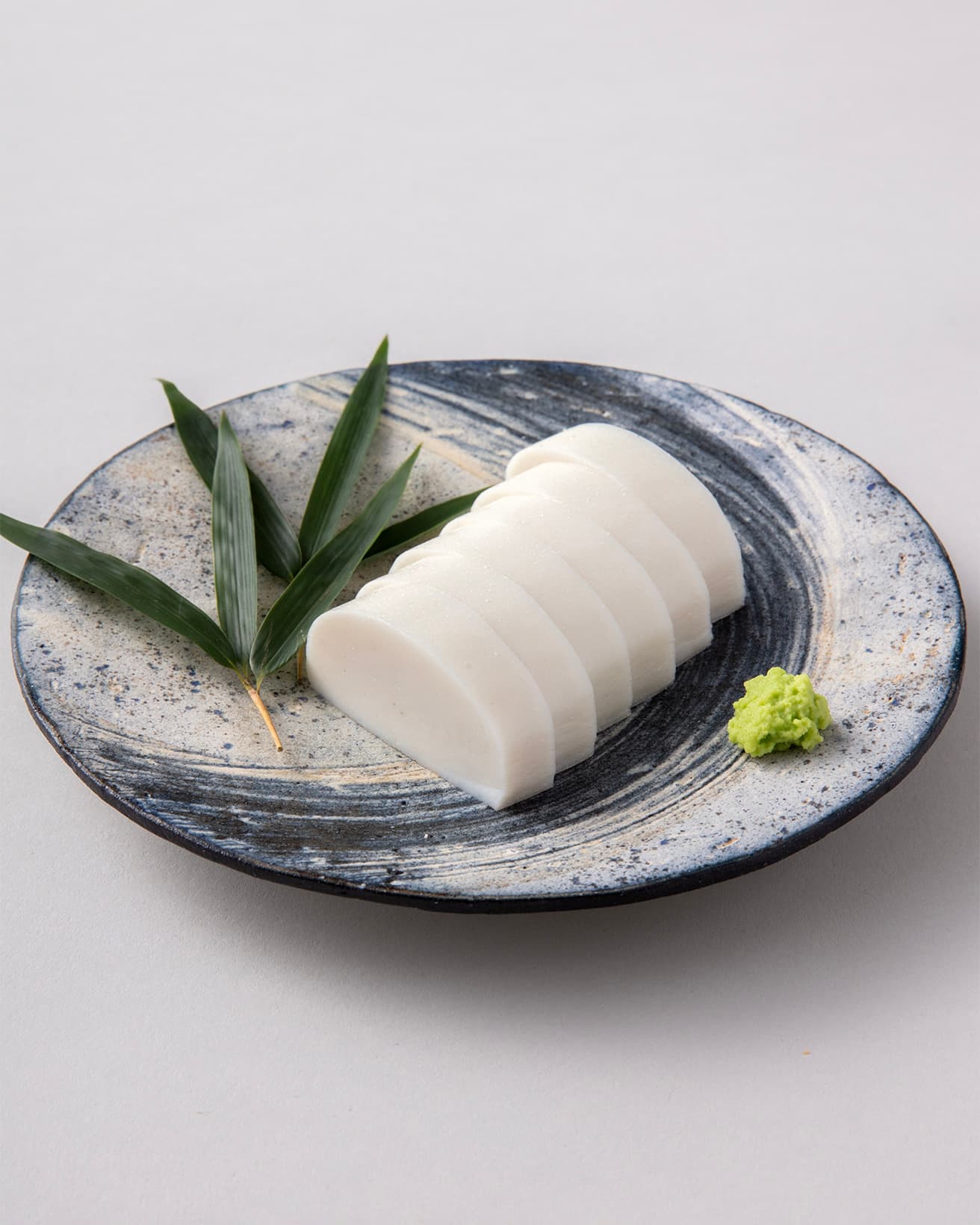 まずはそのまま味わってから、ワサビや醤油をつけてどうぞ。