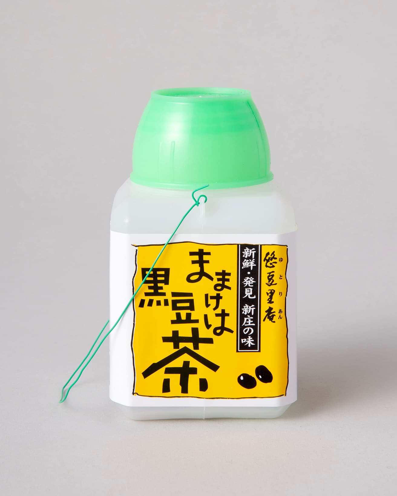 〈佐藤製餡所〉の《ままけは黒豆茶》230円。〈おいしい山形プラザ〉東京都中央区銀座1-5-10 ギンザファーストファイルビル1F TEL 03 5250 1750