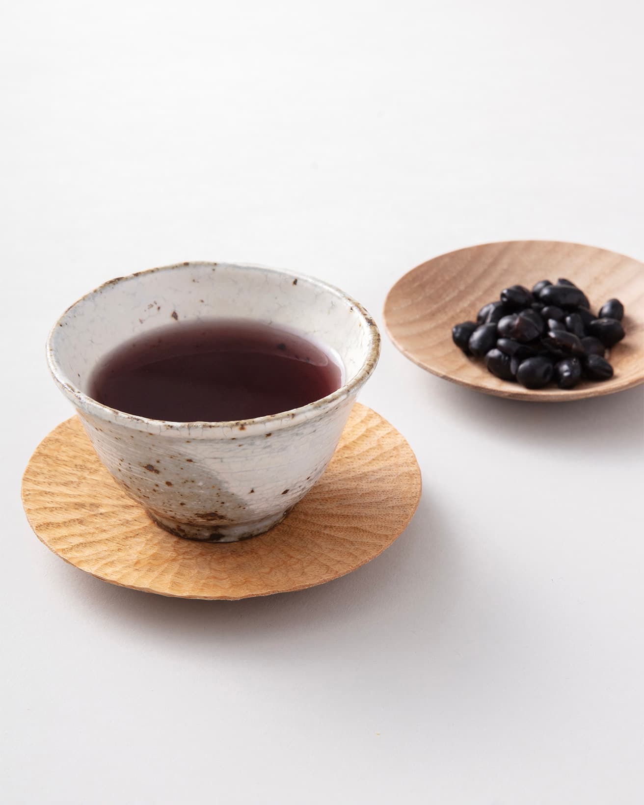 飲み終わった後の黒豆は、お茶請けに。かわいいポットの中に黒豆が15g入っている。