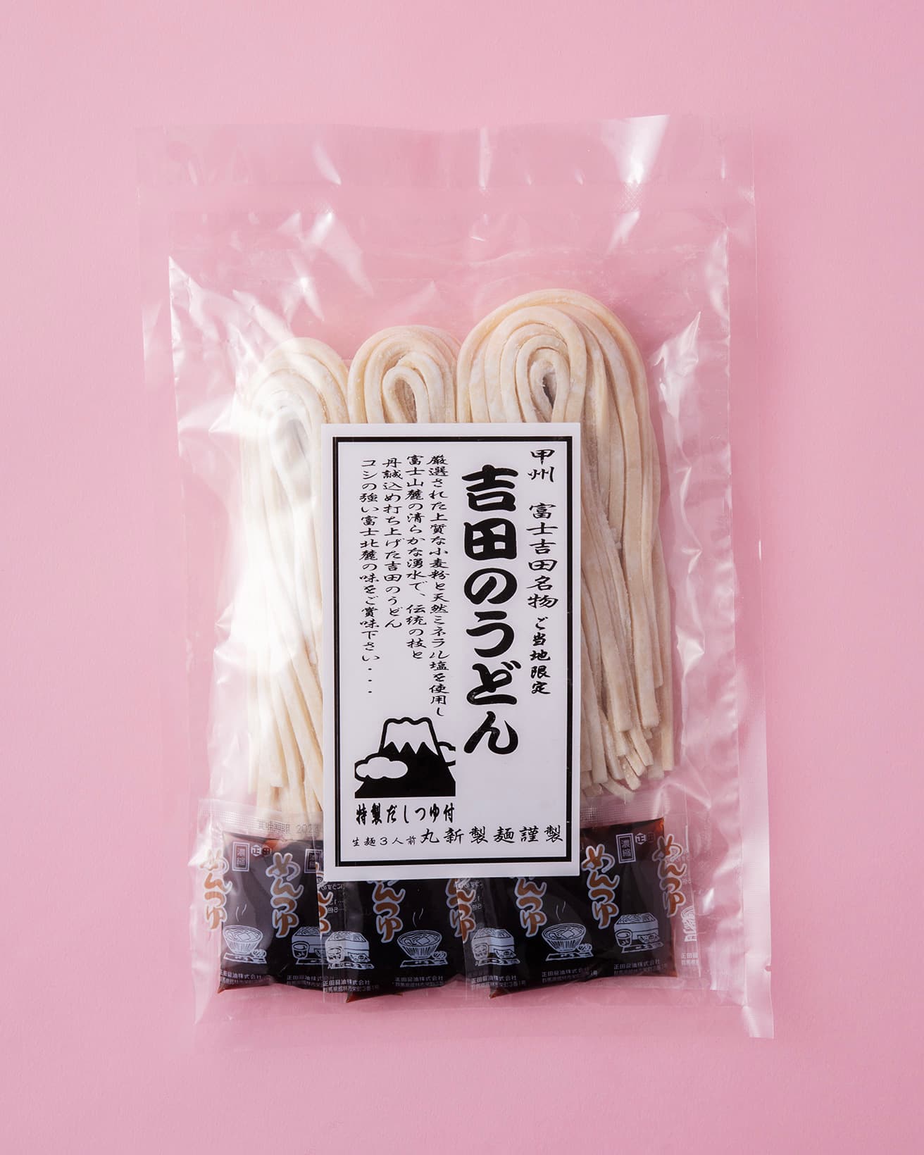 〈丸新製麺〉の《吉田のうどん》たれ付き1袋3人前450g 648円。〈Cave de ワイン県 やまなし〉東京都中央区日本橋2-3-4 日本橋プラザビル1F TEL 03 3241 3776