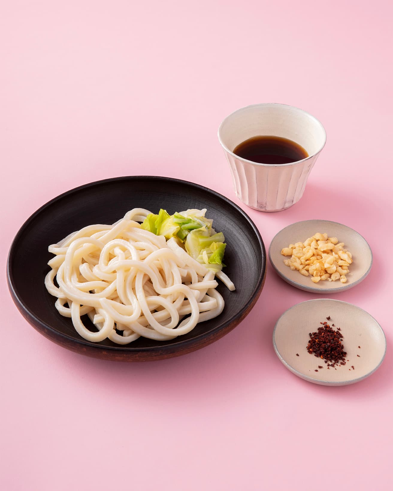 調理の一例。トッピングは、茹でキャベツ、天かすなどを。地元の店では、唐辛子やゴマを加えて炒めた「すりだね」で、辛味を加えながら食べるのが定番。甘く味付けした馬肉や豚肉、きんぴらごぼうなども。