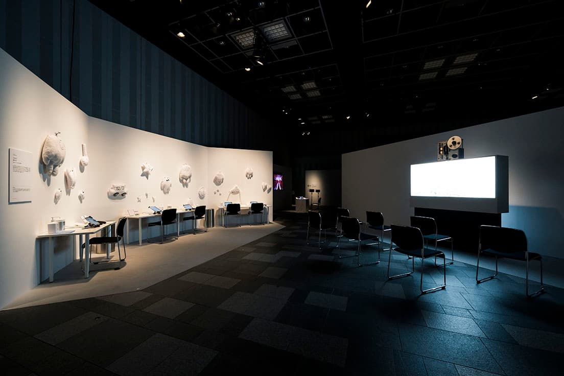 『文化庁メディア芸術祭 企画展 AUDIBLE SENSES』会場風景。©Tada (YUKAI)