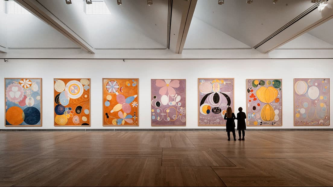 ヒルマ・アフ・クリント、〈ストックホルム近代美術館〉での展示風景。以下すべて映画『見えるもの、その先に　ヒルマ・アフ・クリントの世界』より。
