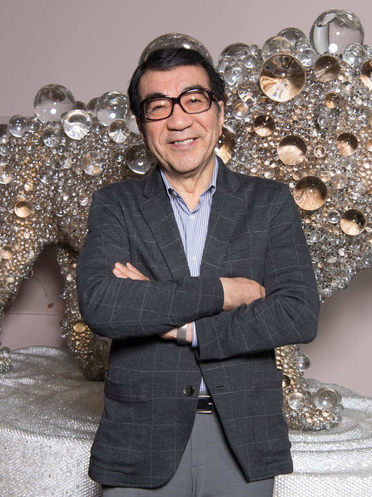 高橋龍太郎。背景にあるのは名和晃平の作品。　photo_Elena Tyutina