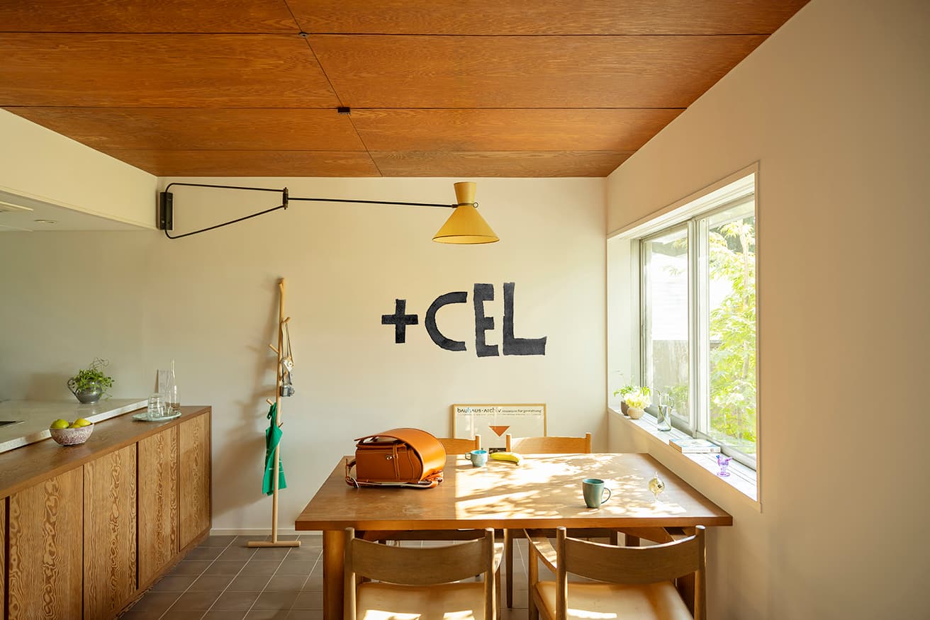〈+CEL〉のロゴも柚木が手がけた。日本の伝統的な染色技術である型染めの技法を用いている。