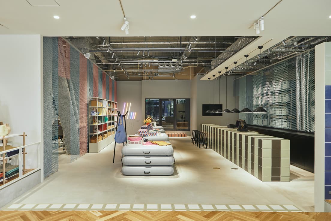 〈MARKET〉〈ROOM〉〈MUSEUM〉と3つのコンセプトの空間が拡がる〈HAY OSAKA〉。異なる床材やタイルを使い、フロア面にはレベル差も設けている。それぞれの空間を回遊しながら、楽しい買い物体験が叶う。