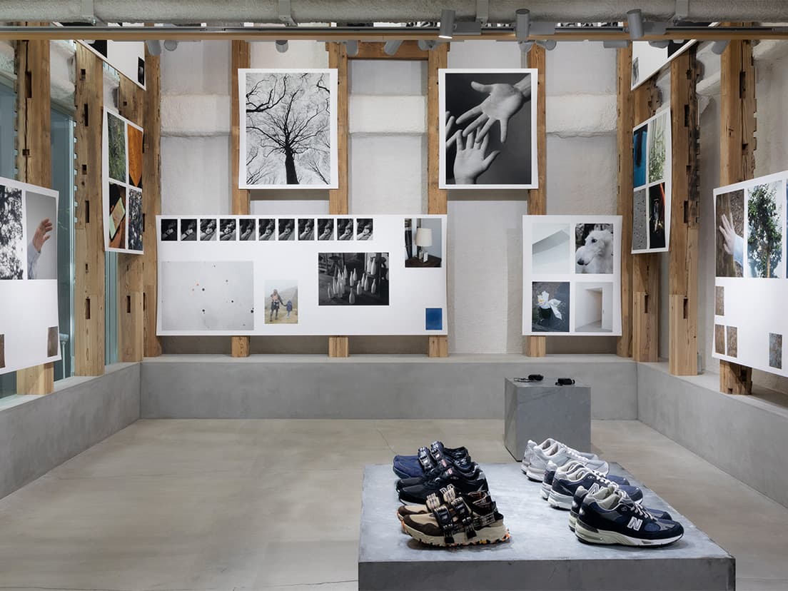〈T-HOUSE New Balance〉の約6mの高さをもつ空間を活かして写真を配置した。