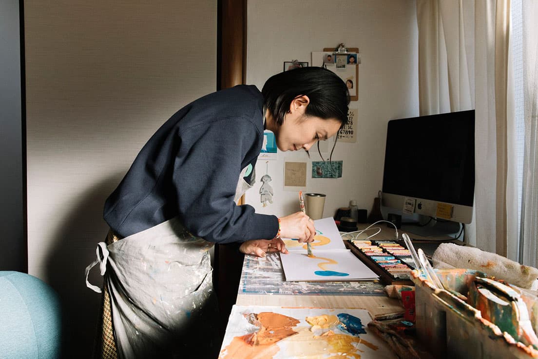 制作中の山瀬まゆみ。