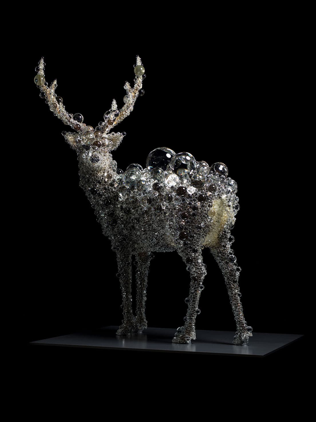 名和の代表作もコレクションしている。前期の見どころのひとつ。名和晃平《PixCell-Deer#48》©Kohei Nawa ｜ Sandwich