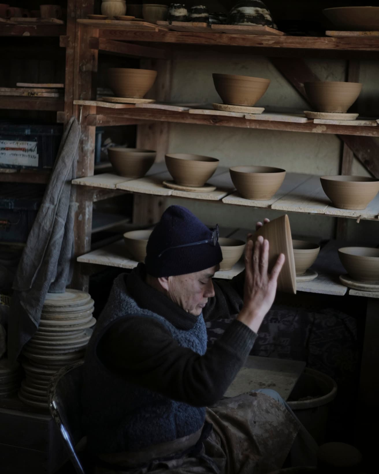 自身の工房にて作業を行う小野。photo_Yusuke Abe