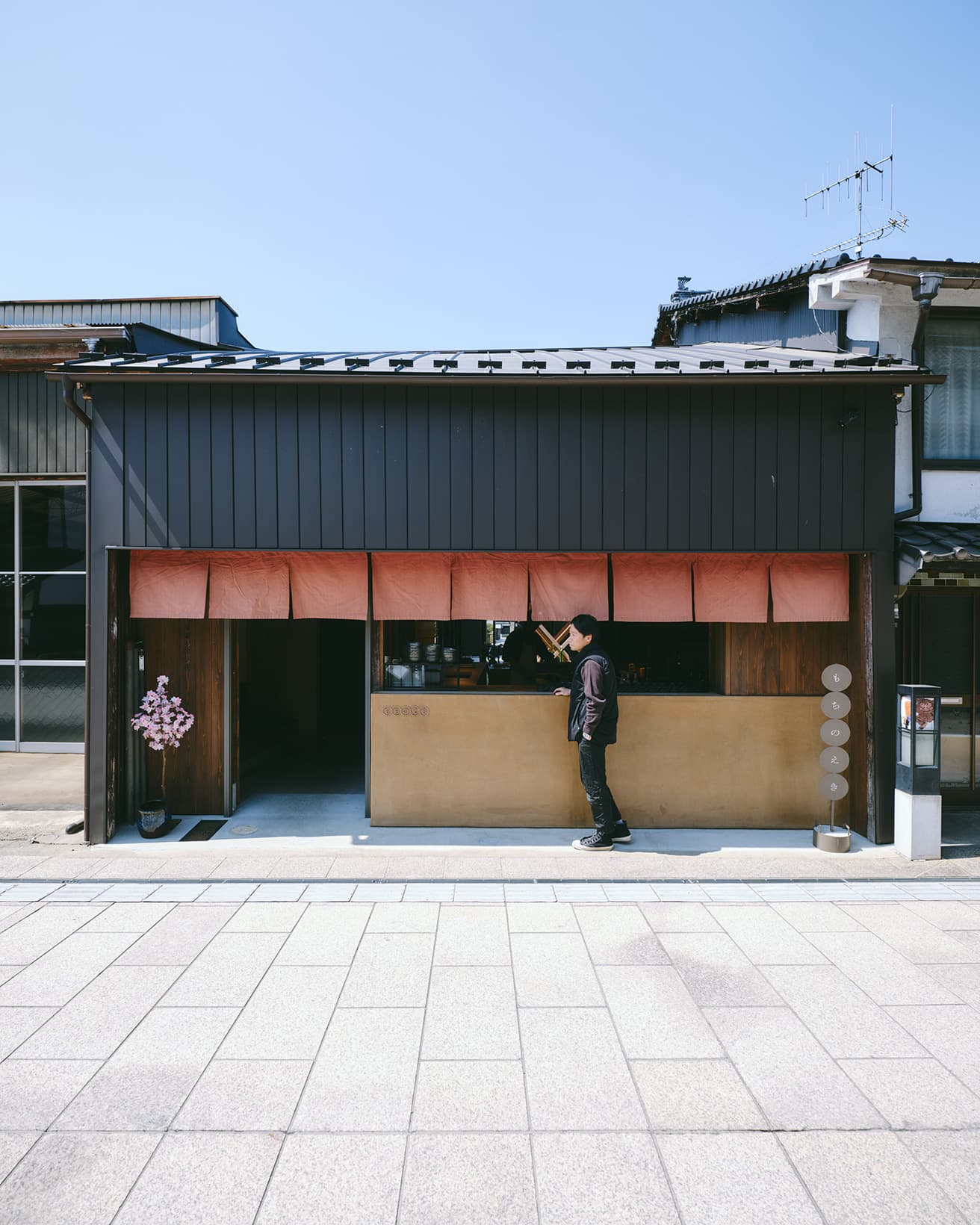 自身が設計を手がけた、地元・三次市の〈もちのえき〉を訪れた谷尻。
