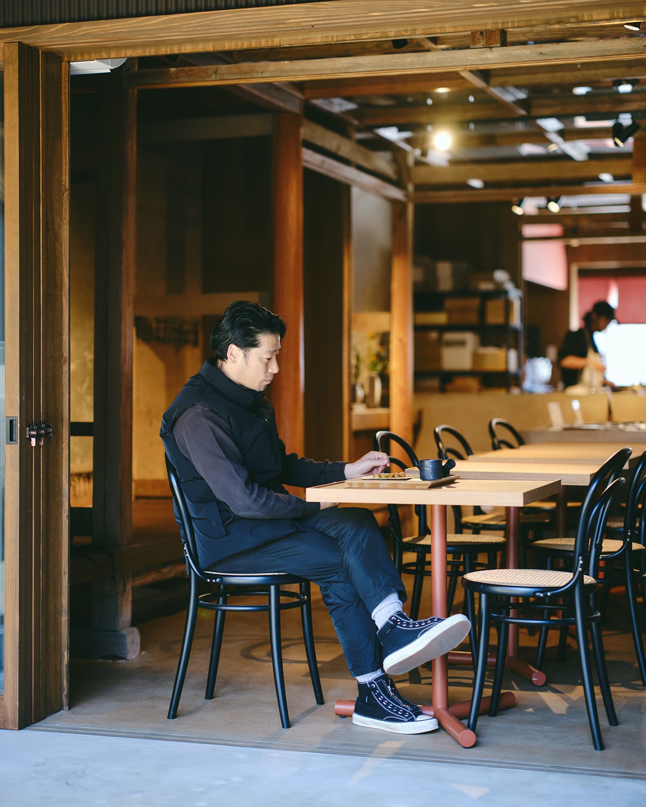 外へと開かれた開放的な作りの店内で。2022年5月のオープン以来、久々の訪問となった。