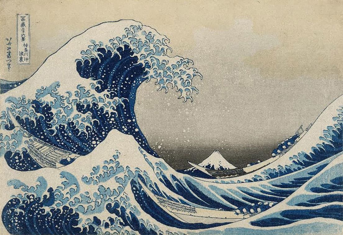 《冨嶽三十六景　神奈川沖浪裏》天保元年〜4年（1830〜1833年）ごろ。大波に立ち向かう３隻の押送船を躍動感たっぷりに切り取り、多くの芸術家にインスピレーションを与えた傑作。鉤爪のように描かれた波の先端を見れば、北斎の観察眼の鋭さがよくわかる。大英博物館所蔵。2008,3008.1.JA © The Trustees of the British Museum
