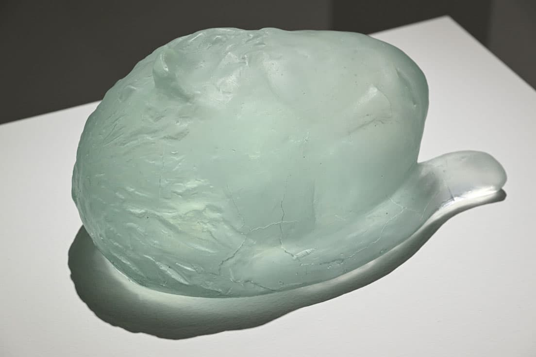 台座との際に出る影のグラデーションが美しい。イケムラレイコ《Small Head with Tail》2020, cast glass  copyright the artist/courtesy of ShugoArts
