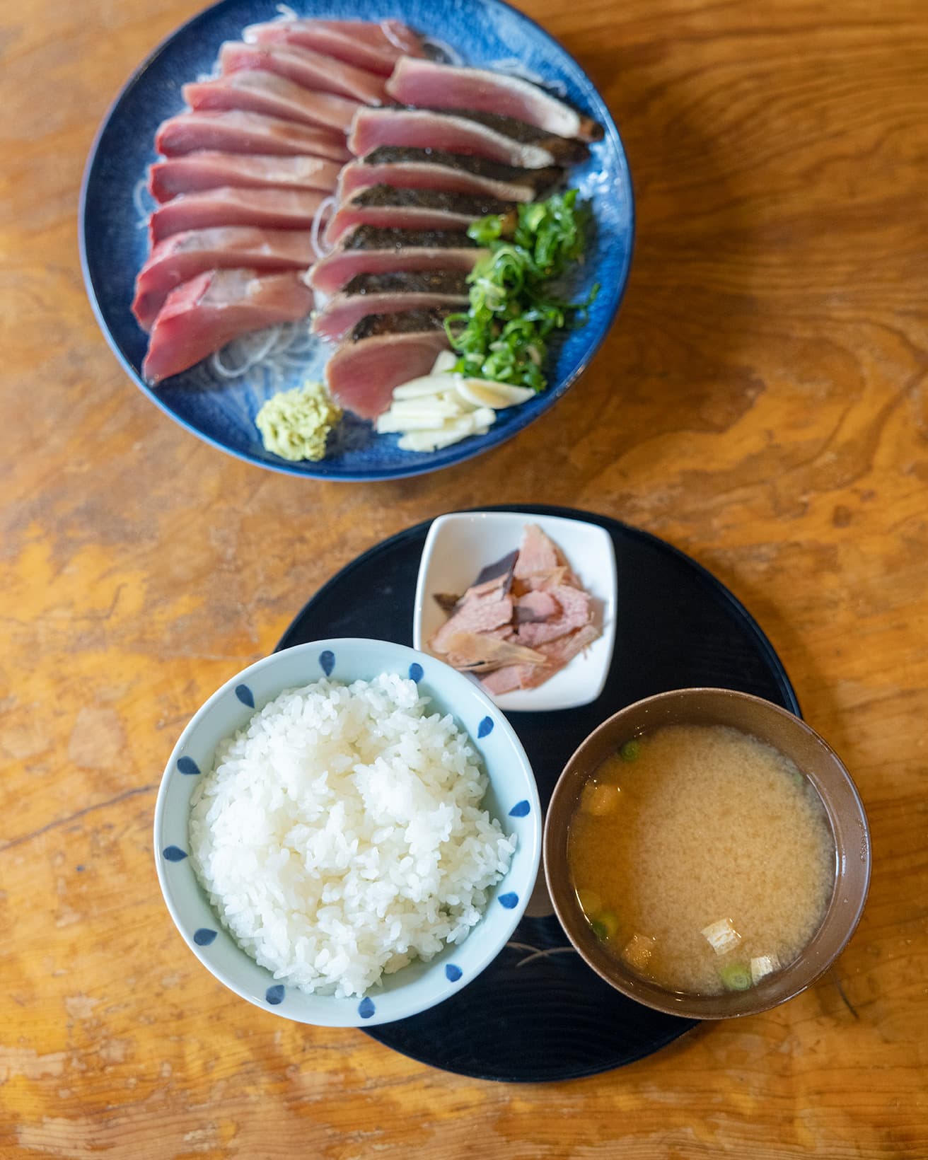 「ごはんと味噌汁セット」300円。米は地元産。味噌汁は新鮮な鯛を2時間かけて煮出した出汁を使用。小皿にはカツオを燻して醤油味をつけた削り節《THEタナカのツマミ》。ごはんのお供に。お土産商品もあり。