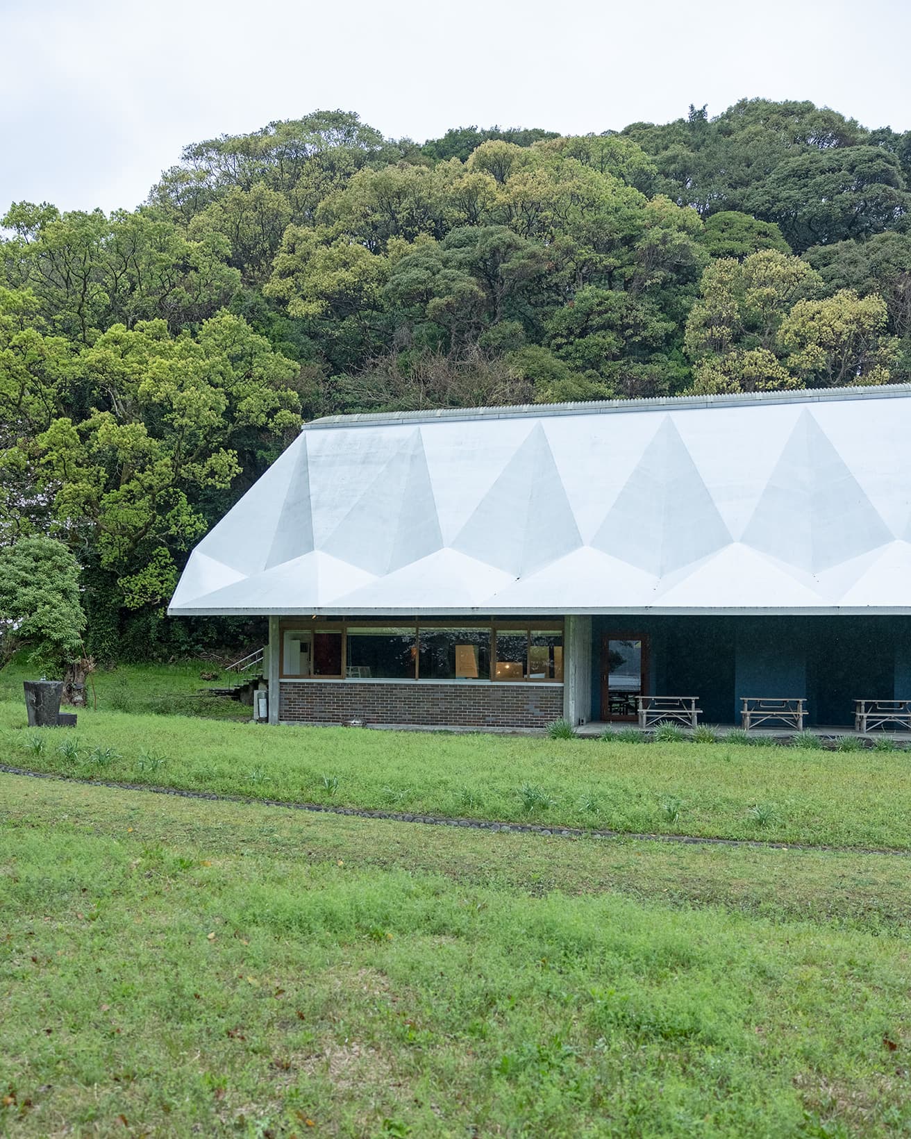 少し離れて大屋根を見る。photo_Norio Kidera