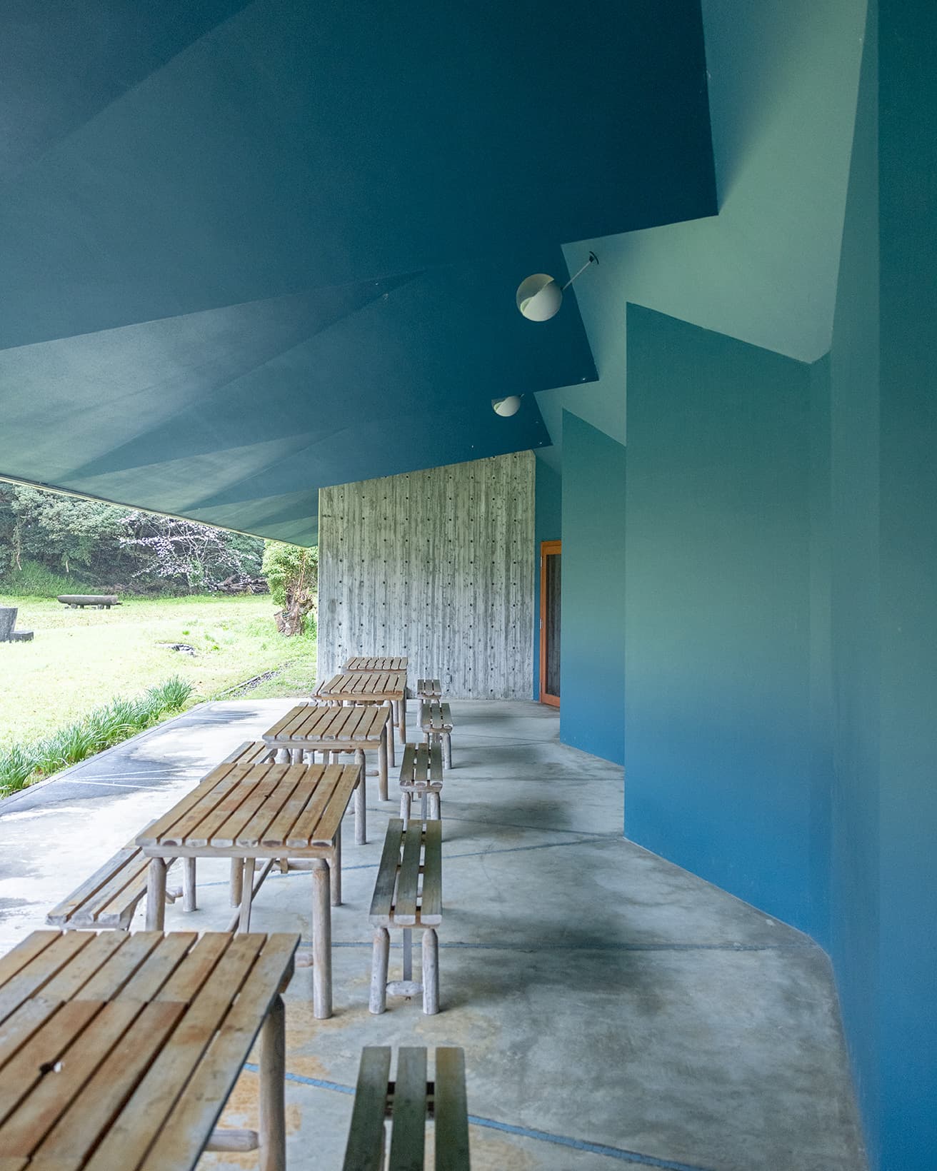 テラス。コンクリートの折板屋根がジグザグとした庇を作り出している。photo_Norio Kidera