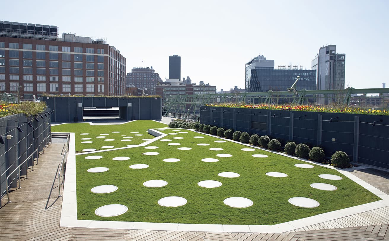  屋上庭園には6時～25時の間、誰でも無料で入れる。天窓の下はグーグルのオフィス！　photo_Hudson River Park