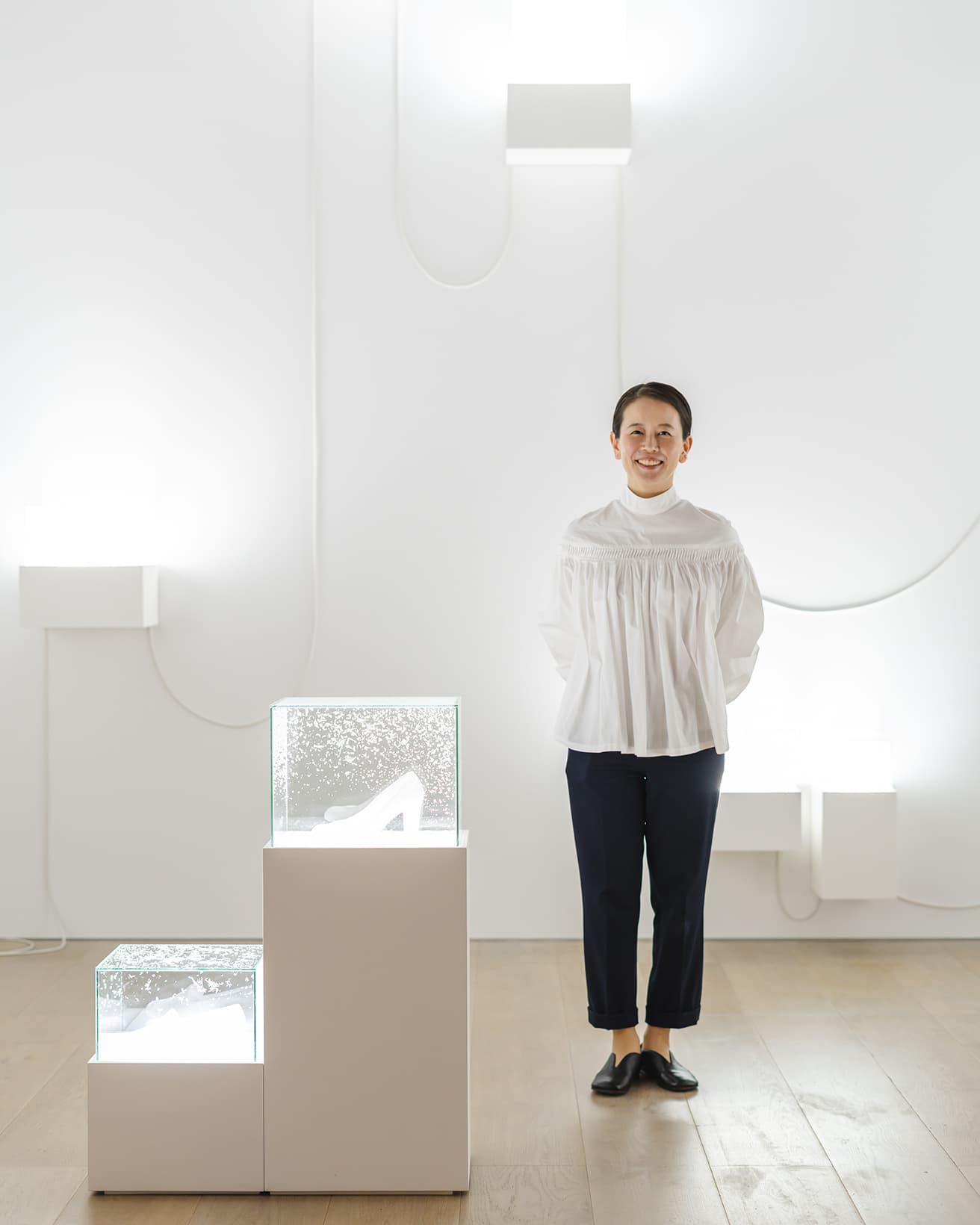 〈森美術館〉で開催中の『ワールド・クラスルーム：現代アートの国語・算数・理科・社会』展会場での宮永愛子。