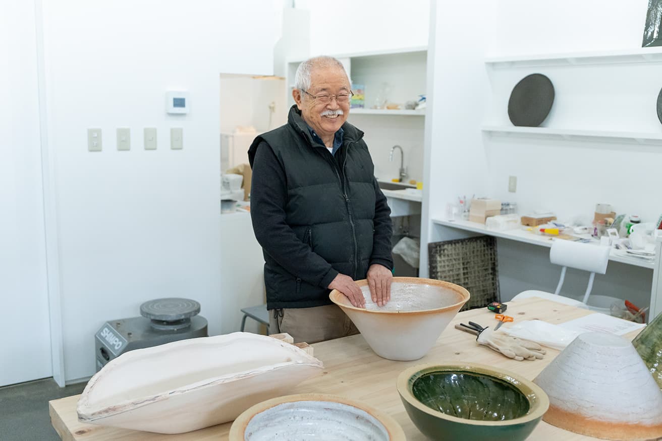 アトリエで今後の展望を語る石本。