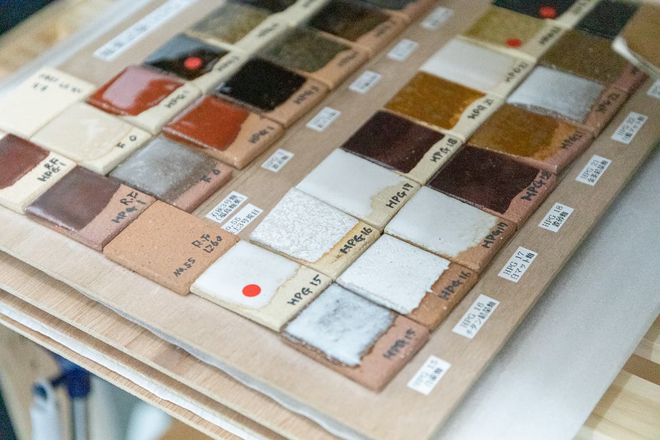 砥部焼の職人が制作した釉薬のサンプル。