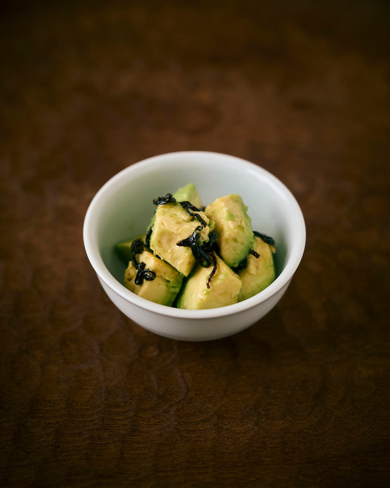 【365日豆皿つまみ】アボカド塩昆布マリネ｜5月 ごはん同盟のごはんにも合う日本酒つまみ